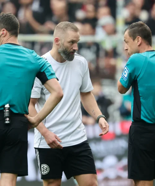 Problema al guardalinee, partita sospesa: le foto