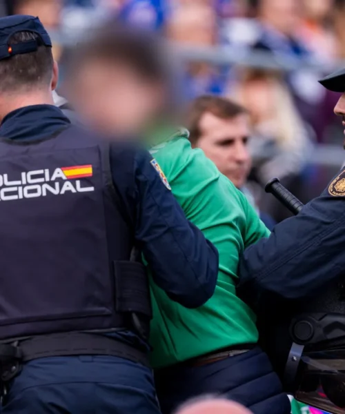 Rissa tra tifosi sugli spalti, interviene la polizia! Le foto