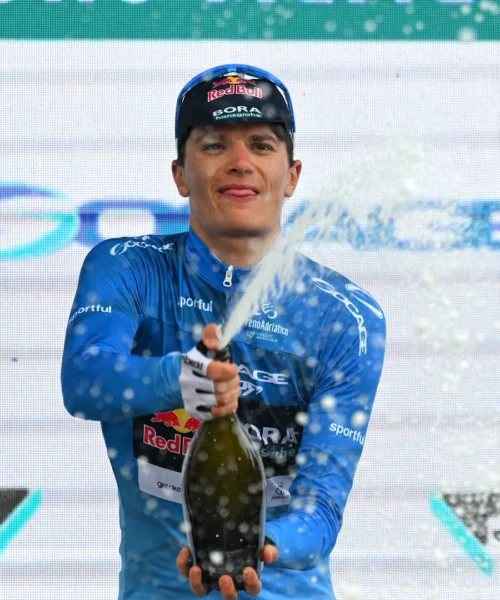 Tirreno Adriatico: Van der Poel cala il bis davanti a Pellizzari nuovo leader