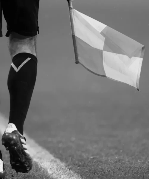 Guardalinee muore dopo la partita, calcio in lutto