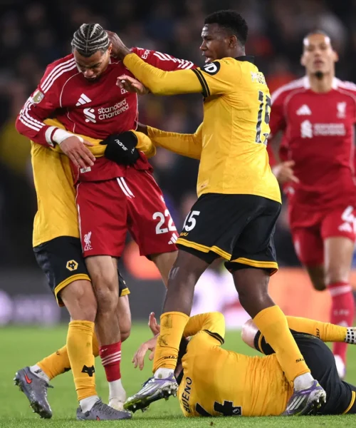 Ekitike furioso, devono trattenerlo con la forza! Le foto