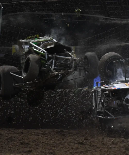 L’auto sfonda la rete di protezione dopo il pauroso incidente, le foto