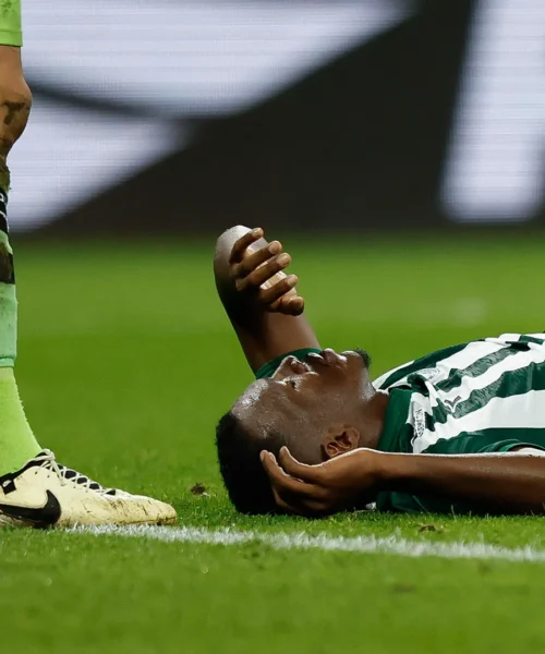 Ambulanza in campo, il calciatore viene portato subito in ospedale. Le foto