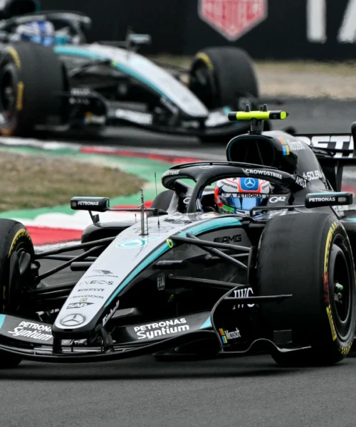 F1, Kimi Antonelli vince il GP di Cina. Gioia vera per Lewis Hamilton