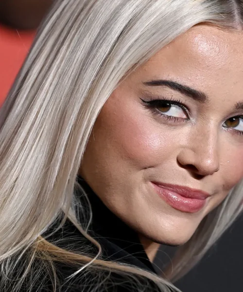 Livvy Dunne si mette in costume da bagno e partecipa ad una storica serie TV