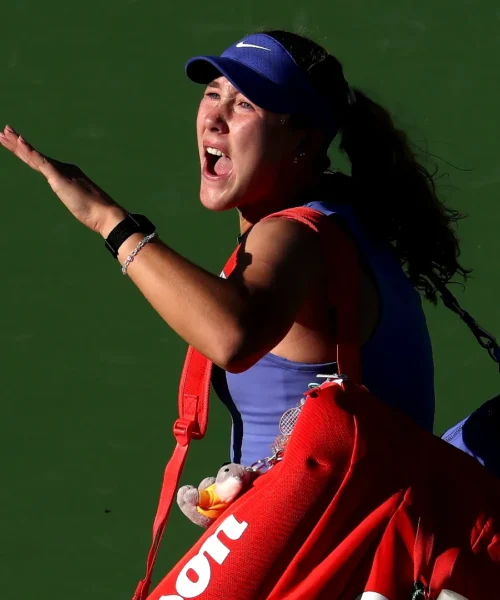 Perde il match (e la testa) e insulta tutti, le foto della sfuriata