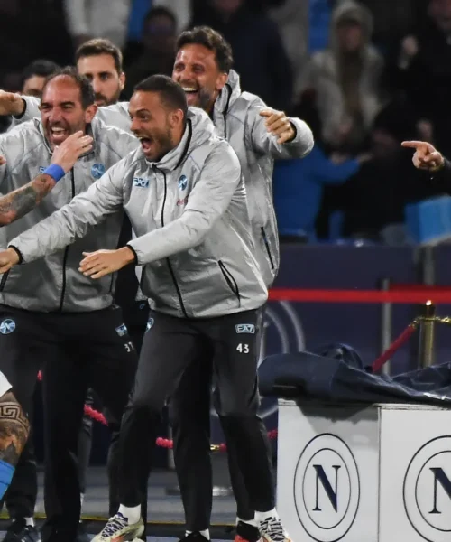 Il Napoli rimonta e batte il Lecce: lampi di De Bruyne, primo gol di Politano