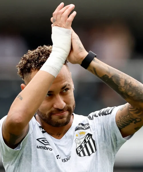 Neymar torna in campo: doppietta d’autore ed esultanza con carte al pubblico