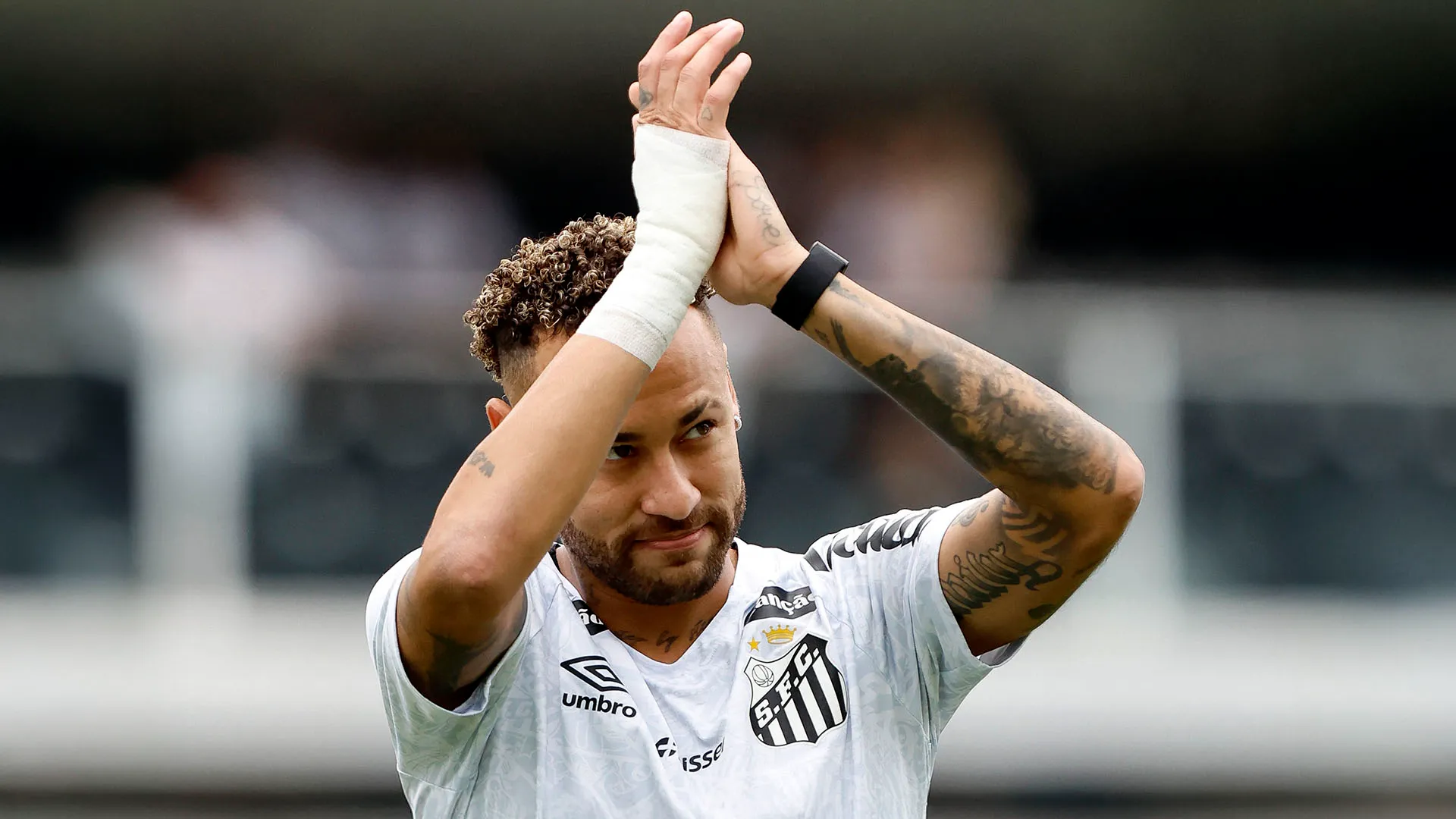 Neymar torna in campo: doppietta d’autore ed esultanza con carte al pubblico