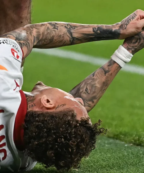 Rischia di perdere il dito dopo il terribile infortunio: le foto