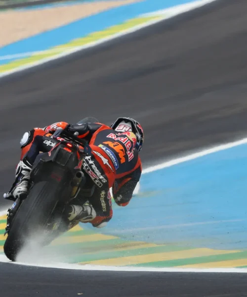 MotoGP, GP Brasile: Acosta svetta sul bagnato, Bezzecchi davanti a Marquez nelle prime libere