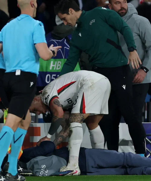 Spintona a terra un raccattapalle, le foto del bruttissimo gesto