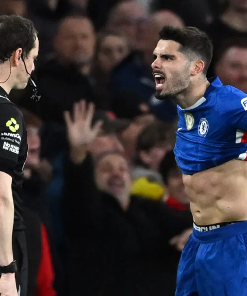 Viene espulso e perde la testa, le foto della sceneggiata