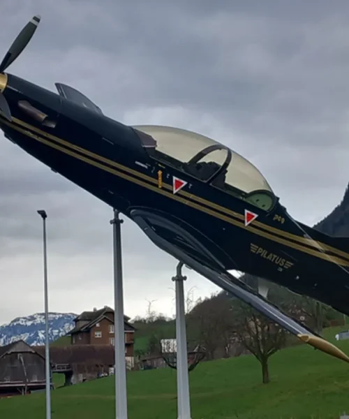 PC-9 Pilatus: l’aereo nella rotatoria svizzera. Le foto