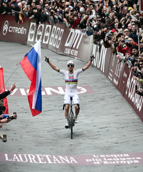 Tadej Pogacar, poker da dominatore a Siena sulle Strade Bianche