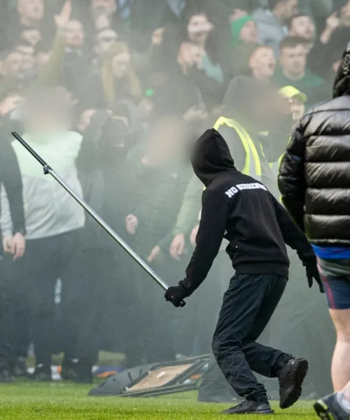 Follia in Scozia, le tifoserie avversarie si affrontano in campo