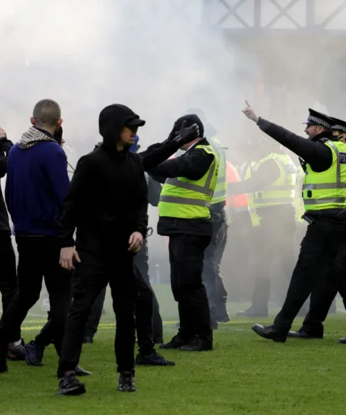 Caos totale in Scozia, i tifosi si picchiano in campo: le foto