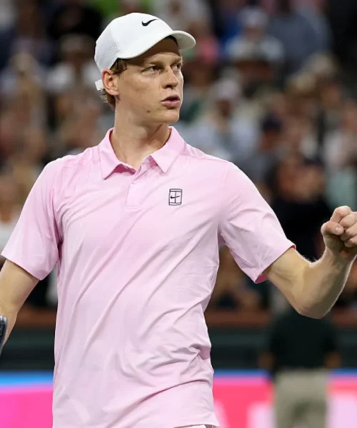 Jannik Sinner, doppio tie-break vincente per volare ai quarti di finale