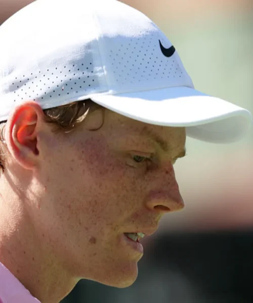 Jannik Sinner si lascia andare ma sa che domenica sarà dura