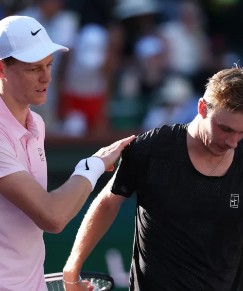 Shapovalov strapazzato, Jannik Sinner lo consola dopo la sconfitta: foto