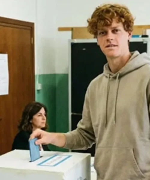 Jannik Sinner al voto per il referendum: la social-buffonata