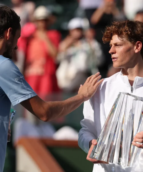 Medvedev si inchina a Sinner e gli parla chiaro dopo il ko in finale: le foto