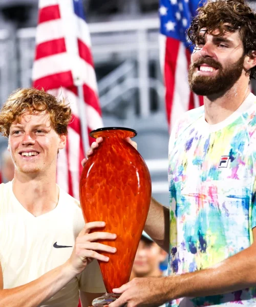 Jannik Sinner in campo per il doppio: il suo compagno è gigantesco