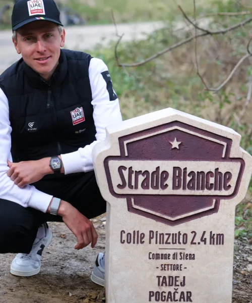 Strade Bianche, omaggio a Tadej Pogacar: “Che onore”