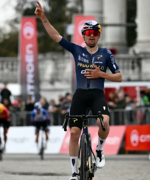 La Milano-Torino è di Tom Pidcock che fissa già il prossimo obiettivo