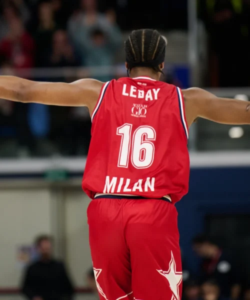 Milano-Sassari, al via la festa dei 90 anni biancorossi: sfilata di leggende al Forum