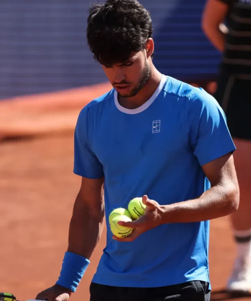 Il polso destro preoccupa Carlos Alcaraz: “Mercoledì non gioco, spero non sia nulla”