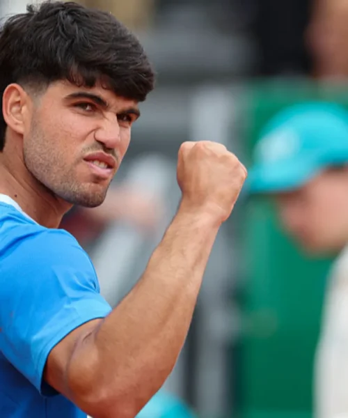 Carlos Alcaraz risponde a Jannik Sinner a Monte Carlo