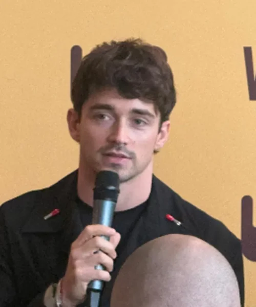 Charles Leclerc pensa solo a vincere con la Ferrari: “Non seguo il calcio”