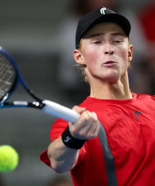 Elmer Moller fa lo spavaldo con Jannik Sinner