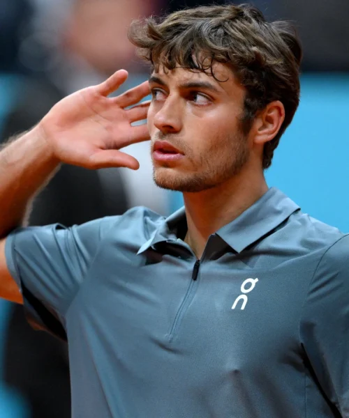 Flavio Cobolli manda Medvedev in tilt e continua a sognare