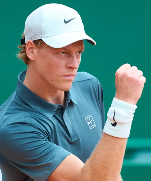 Monte Carlo, Jannik Sinner fa subito la voce grossa con Felix Auger-Aliassime: primo set in cascina