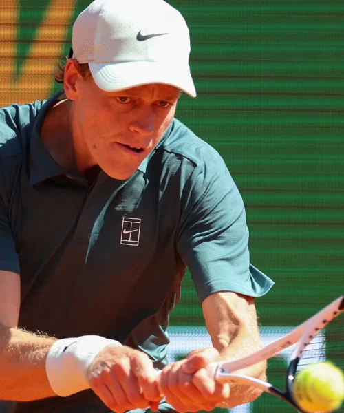 Tomas Machac fa arrabbiare Jannik Sinner: si va al terzo set