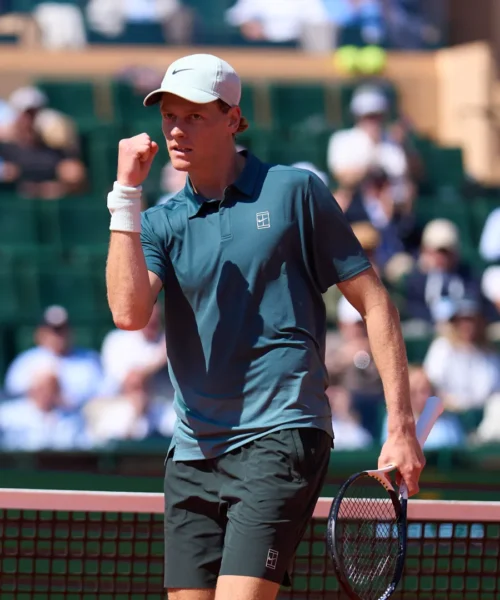Jannik Sinner batte il mal di schiena, la debolezza e un buon Machac