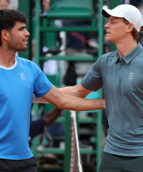 Jannik Sinner si apre su Carlos Alcaraz ma i tifosi insorgono: “Bugiardo!”