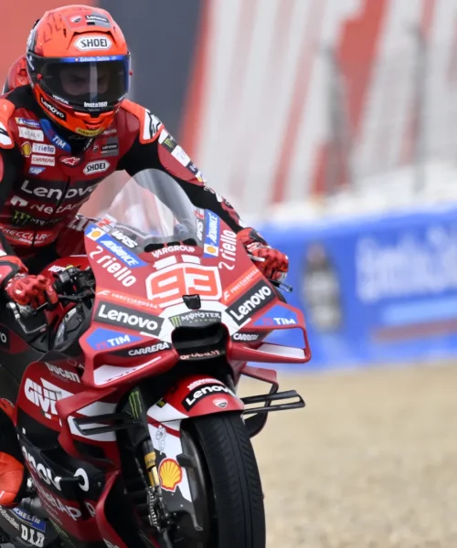 MotoGp sprint, caos a Jerez: Marc Marquez cade e vince dopo il diluvio. Riscatto Ducati, Bezzecchi ko