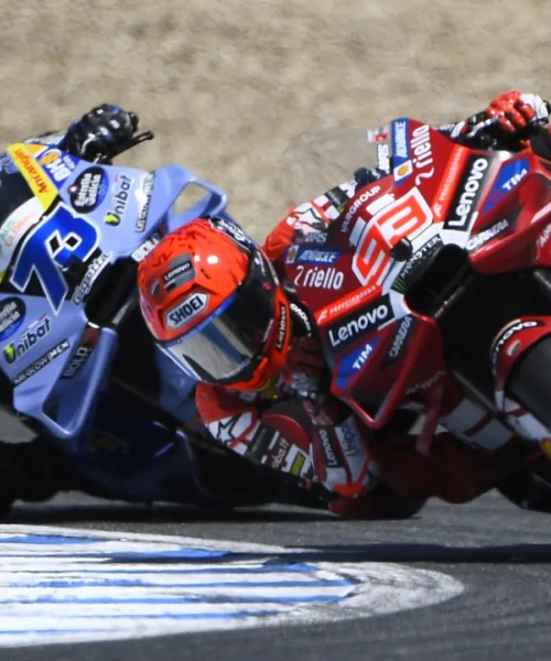 MotoGP Spagna: Marc Marquez e Bagnaia ko, disfatta per la Ducati ufficiale. Vince Alex Marquez su Bezzecchi