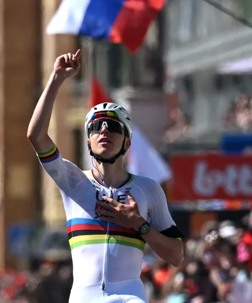 Liegi-Bastogne-Liegi, vince di nuovo Pogacar: dedica a Camilo Muñoz