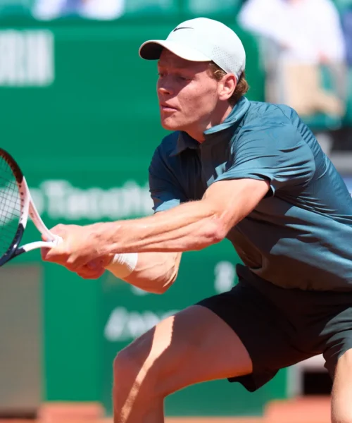 A Monte Carlo problemi alla schiena per Jannik Sinner, che si riprende