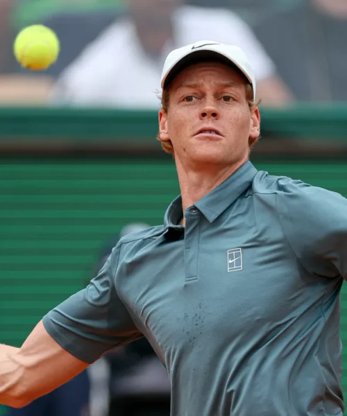 Monte Carlo, finale sul filo del rasoio: Jannik Sinner in vantaggio su Carlos Alcaraz