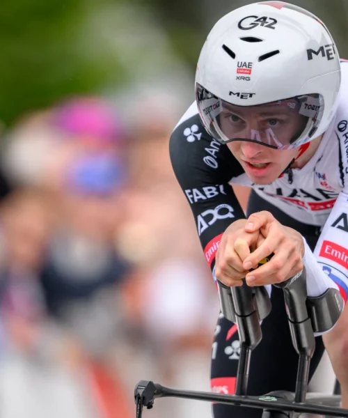 Tadej Pogacar sorprende tutti… stavolta non per un successo