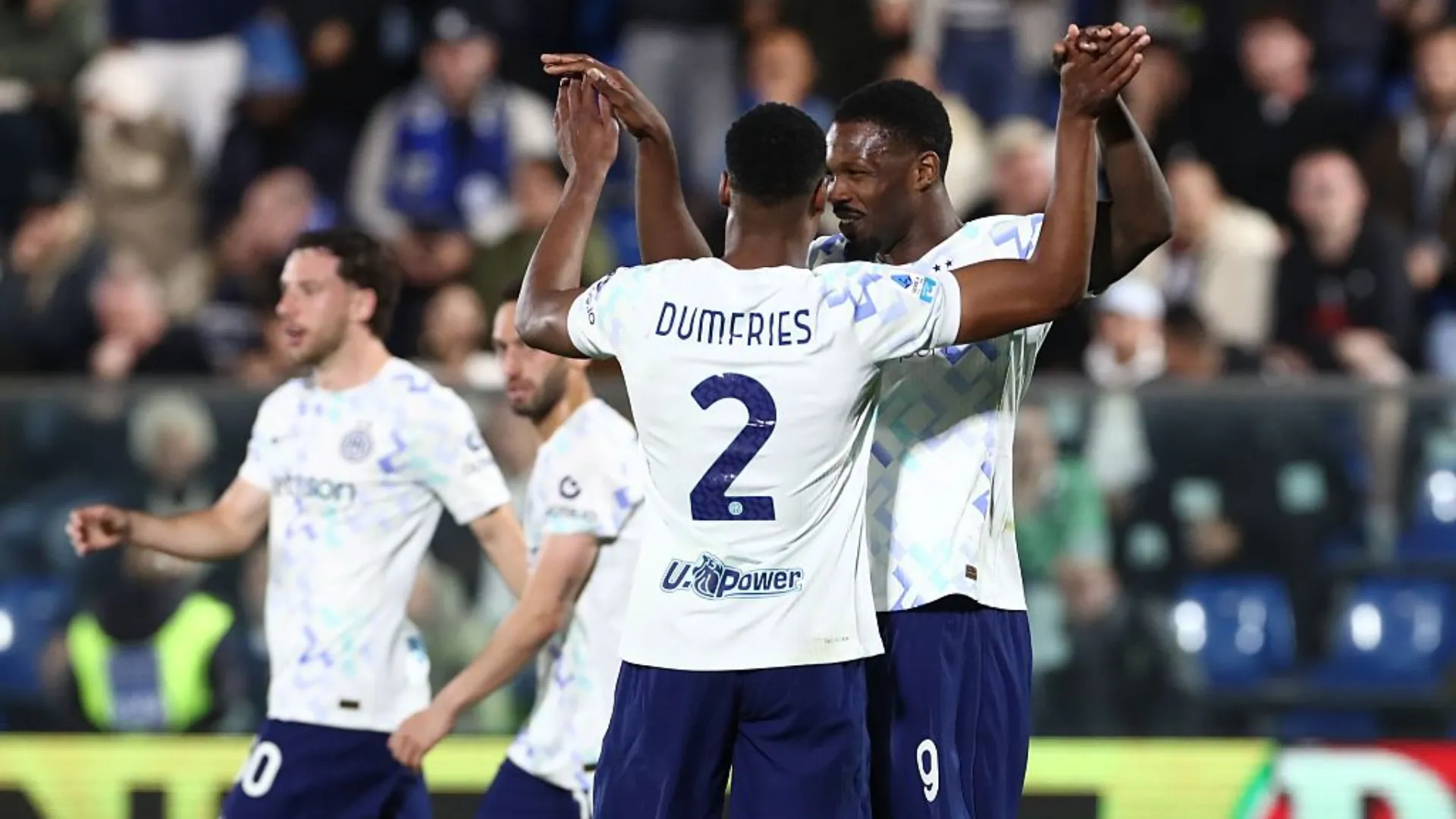 Thuram e Dumfries ribaltano il Como, l’Inter vola a +9 sul Napoli