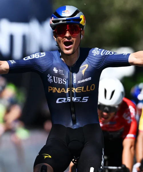 Tour of the Alps: ad Arco vince Tom Pidcock, Pelizzari leader. Una maxi caduta provoca sei ritiri