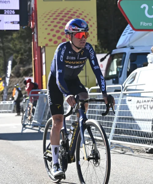 Tom Pidcock cambia i suoi piani dopo aver “sfiorato la morte”