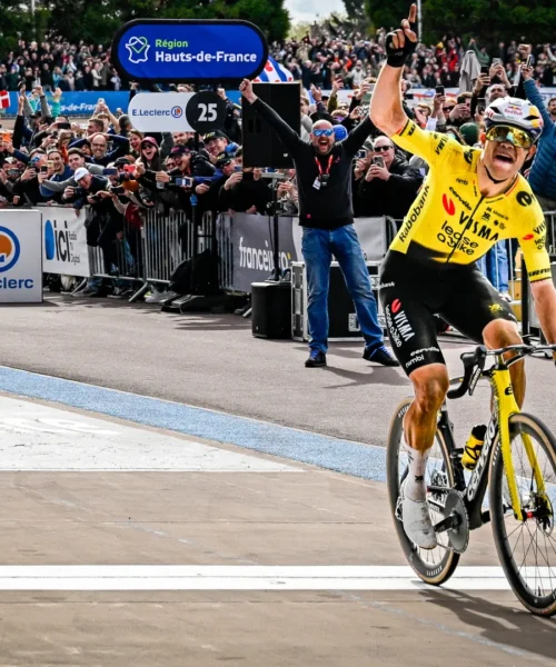 Parigi-Roubaix: Van Aert batte a sorpresa Pogacar