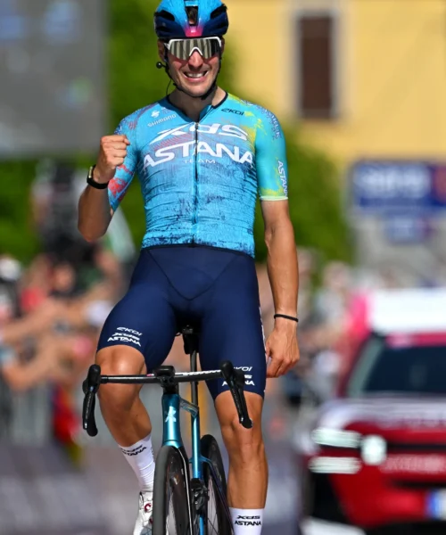 Giro 2026, a casa di Ganna vince Bettiol: distacco abissale per il gruppo ma non cambia la maglia rosa